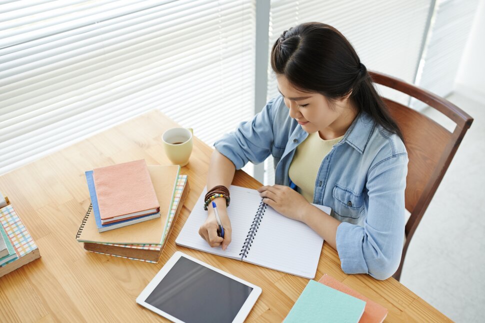 Girl writing in a notebook--Chinese university application